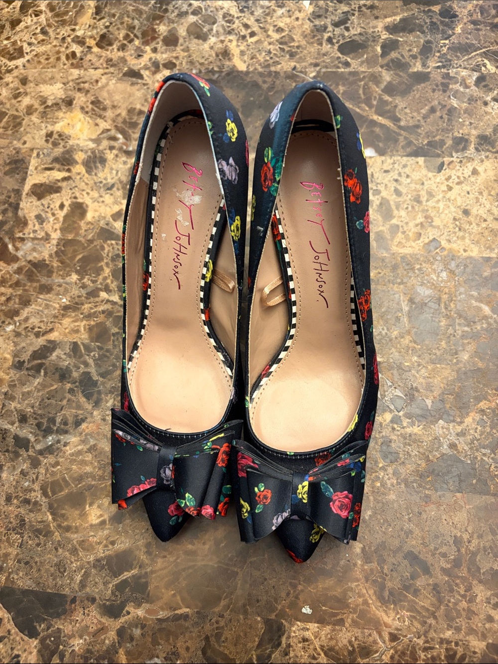 NWOT Betsey Johnson Bret  Classic Woman Pumps Slim Heel Black Floral Bow 5.5